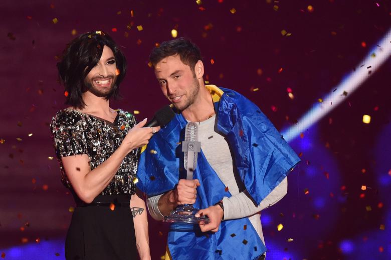 Eurovision 2015 winner Måns Zelmerlöw holding his ... trophy. 