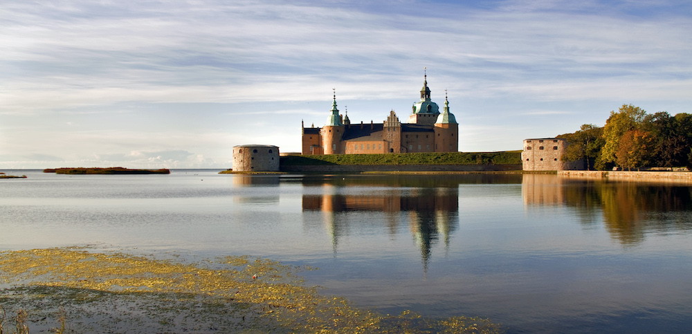 The Self in Travel Writing is a course provided by Linnaeus University, which is based in two cities in southern Sweden: Växjö and Kalmar. This image shows Kalmar Slott (castle) from the water. 